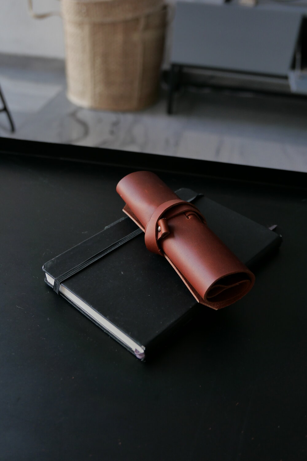 Lo Esencial - Leather Roll